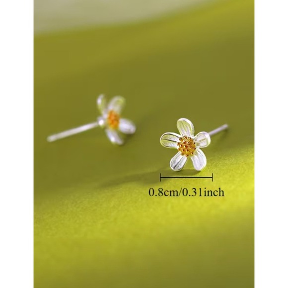 White Daisy Flower Stud Earrings Silver Tone Petite Floral Minimalist Jewelry - Picture 2 of 4